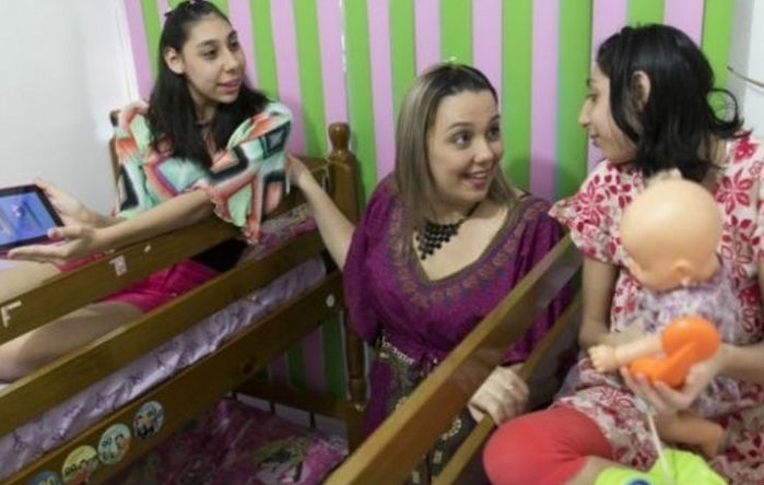 Viviane têm duas filhas com microcefalia (Crédito: Reprodução)