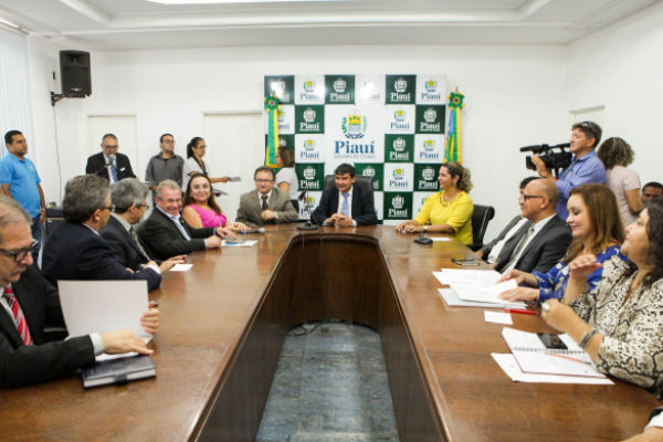 Wellington Dias durante reunião