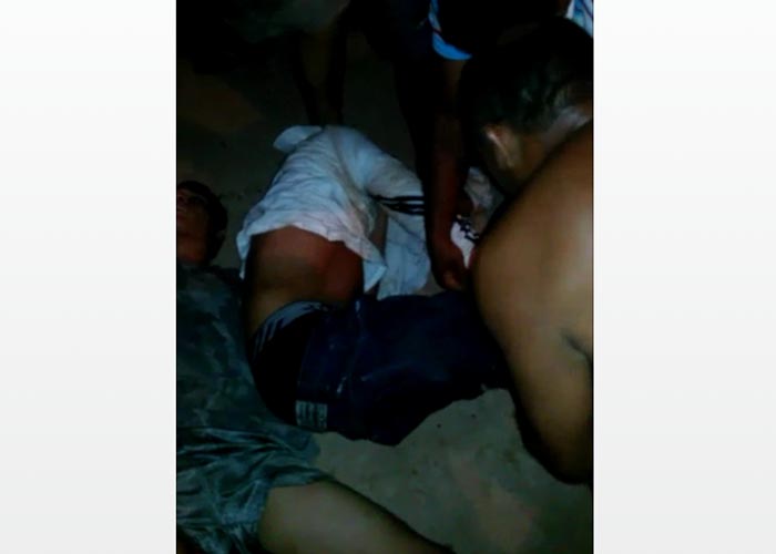 Bandido sendo amarrado por populares