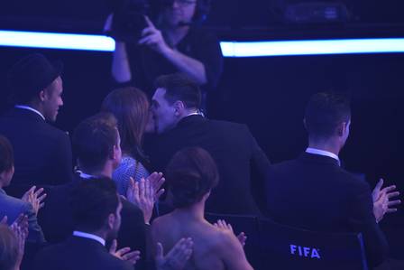 Messi beija a esposa ao ser anunciado vencedor (Crédito: Reprodução)