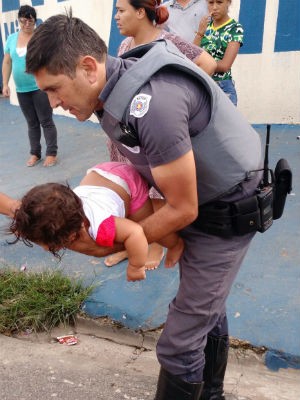 Policiais realizaram movimentos para salvar bebê (Crédito: Reprodução)