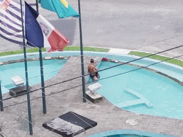 Casal deixou o local como se nada tivesse acontecido (Crédito: Reprodução)