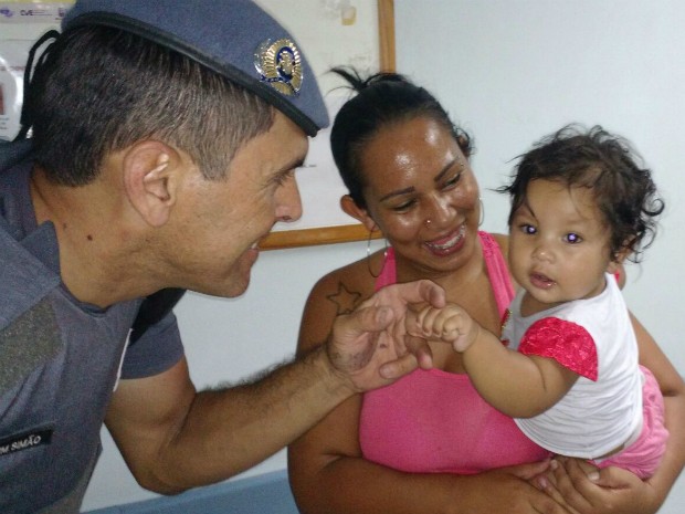 Bebê salva por policiais (Crédito: Reprodução)