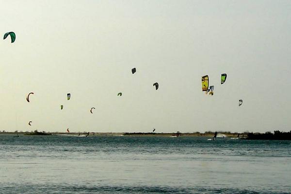 Kitesurf em Barra Grande, no Piauí (Crédito: Roberto de Oliveira/ Folha Press)