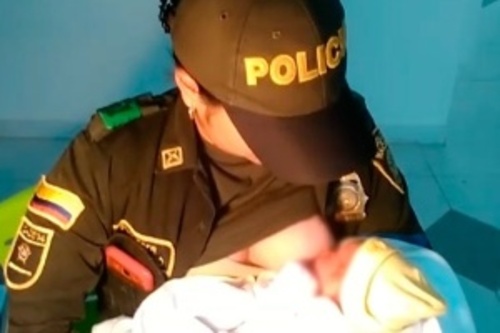 A policial Luisa Fernanda Urrea amamentou a bebê (Crédito: Reprodução)
