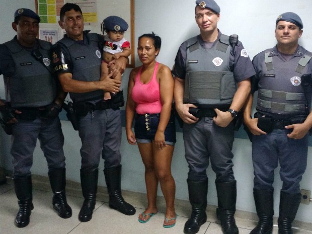 Bebê salva por policiais (Crédito: Reprodução)