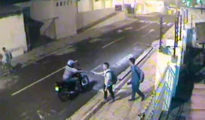 Os quatro jovens foram abordados por um homem armado em uma moto