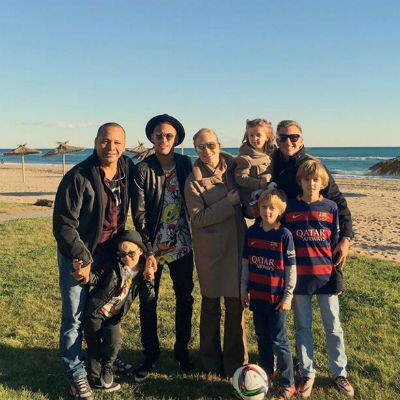 Famílias felizes: Neymar posa com o pai, Huck, Angélica e a criançada (Crédito: Reprodução)