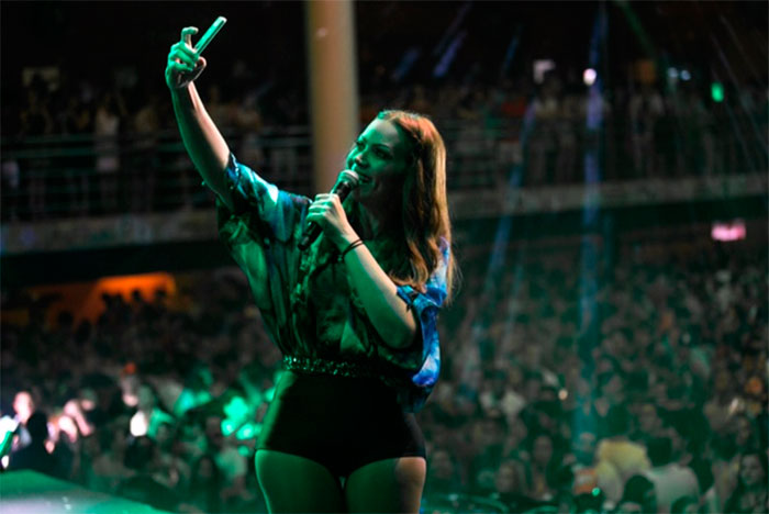 Solange Almeida faz selfie em show