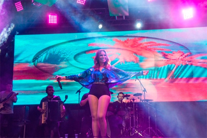 Solange Almeida exibe belas pernas