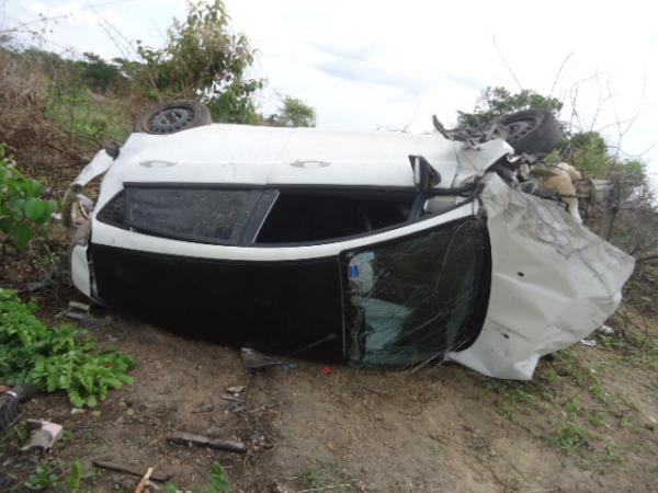 Motorista perdeu o controle e carro capotou