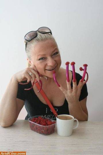 Mulheres adoram exibir suas unhas enormes (Crédito: Reprodução)