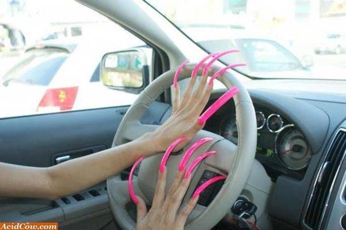 Mulheres adoram exibir suas unhas enormes (Crédito: Reprodução)