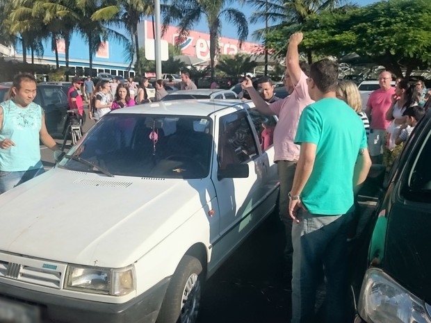 Homem conseguiu abrir o carro (Crédito: Reprodução)