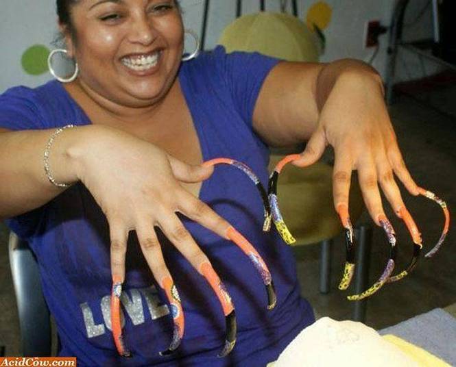 Mulheres adoram exibir suas unhas enormes (Crédito: Reprodução)