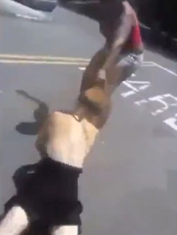 Vídeo flagrou o momento chocante em que uma mulher se vingou da amante do marido (Crédito: Reprodução)