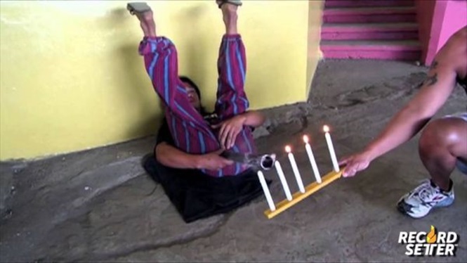 Filipino apaga velas de um jeito inusitado (Crédito: Reprodução)