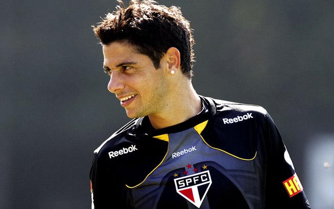 Cicinho, quando jogava no São Paulo
