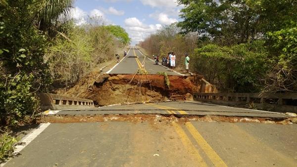 Ponte desabou após chuvas