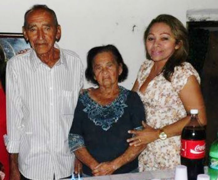 Idoso ao lado da esposa e da filha