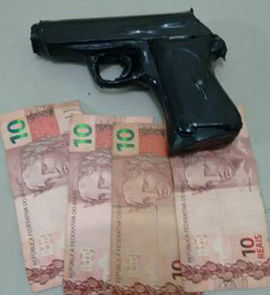 Arma apreendida com a dupla