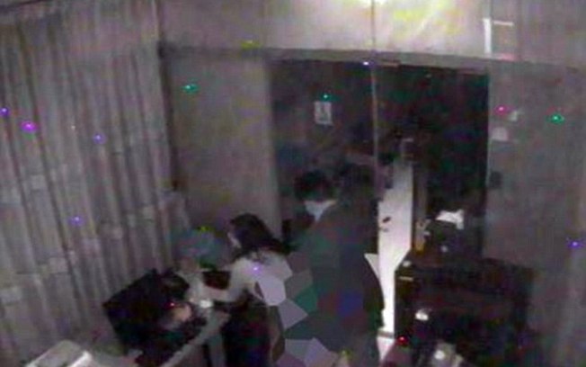 Casal fazendo sexo em sala da sede do governo