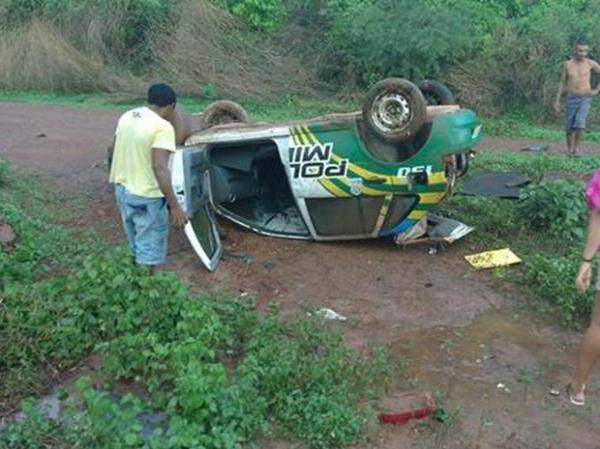 Policial militar desliza na pista molhada e tomba viatura na PI-224