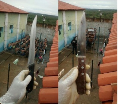 Facas e ferros foram encontrados em vistoria (Crédito: Reprodução)