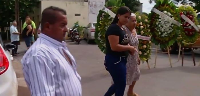 Familiares e amigos se emocionam em enterro (Crédito: Reprodução)