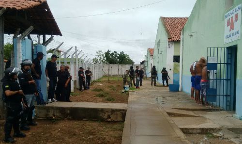 Facas e ferros foram encontrados em vistoria (Crédito: Reprodução)