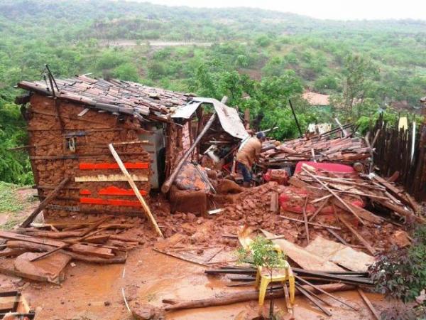Casa destruída após forte chuva em Picos