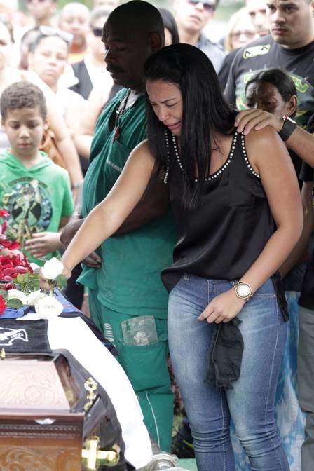 No dia do velório, Elen chorou perto do caixão (Crédito: Reprodução)