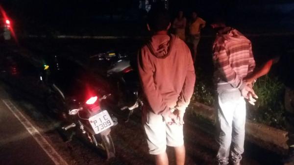Os dois foram presos pela PRF com arma, celular e R$ 900 após arrastão