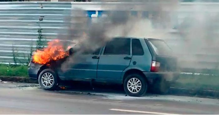 O veículo modelo Fiat Uno pegou fogo na BR-343