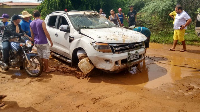 Caminhonete levada pela corenteza é resgatada sem as rodas
