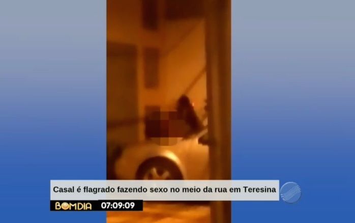 Casal foi visto por pessoas em um veículo (Crédito: Reprodução)