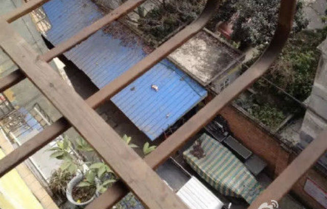 Homem encontra bebê morto em telhado de armazém (Crédito: Divulgação)
