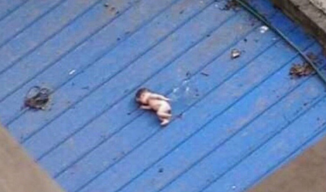 Homem encontra bebê morto em telhado de armazém (Crédito: Divulgação)