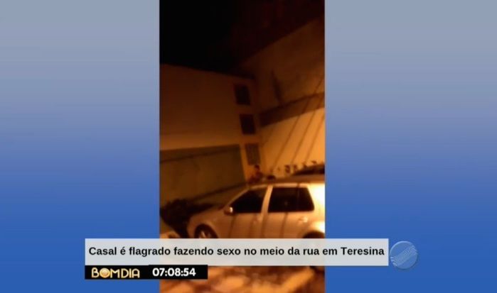 Casal foi visto por pessoas em um veículo (Crédito: Reprodução)