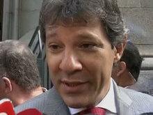 Fernando Haddad é atingido por garrafa ao sair de missa em S.Paulo