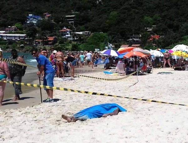 Corpo de nordestino assassinado não atrapalha dia de praia em Florianópolis (Crédito: DCM)