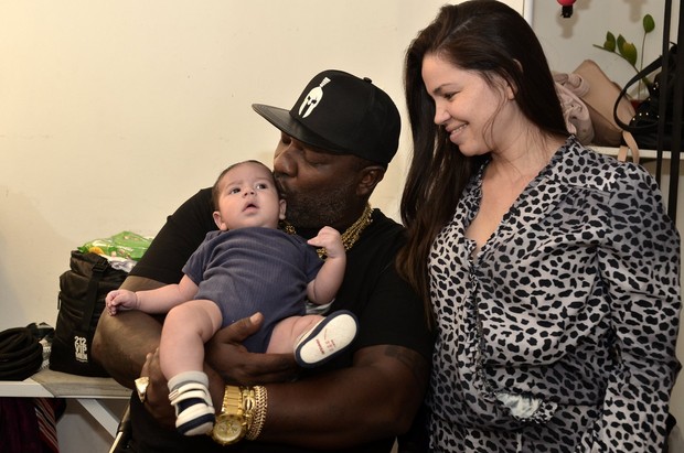 Mc Catra e Isac seu último herdeiro (Crédito: Reprodução)
