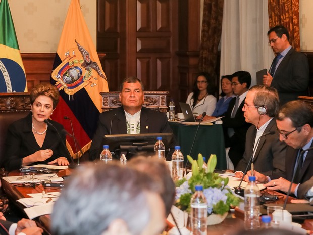 Dilma no palácio presidencial equatoriano, ao lado de Rafael Correa (Crédito: Reprodução)