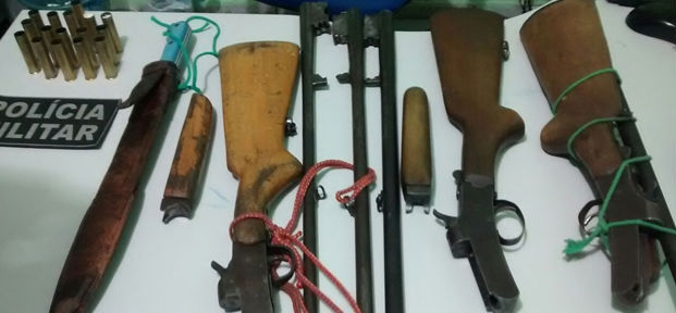 Armas e munições apreendidas com os três caçadores