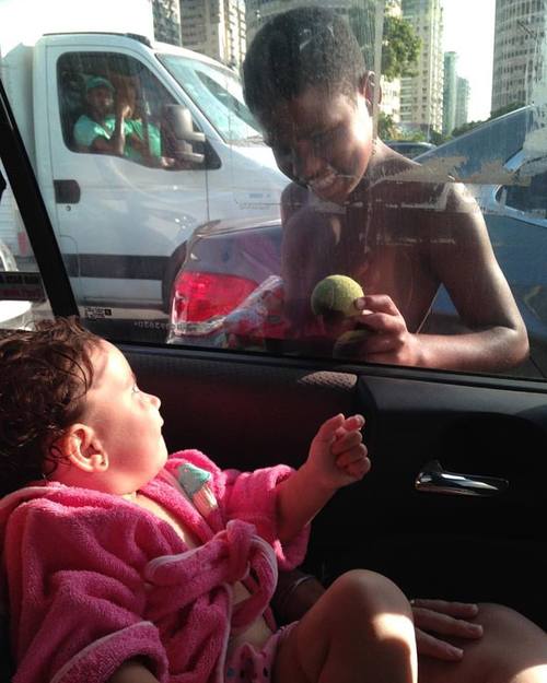 Garoto de rua e menina dentro de carro
