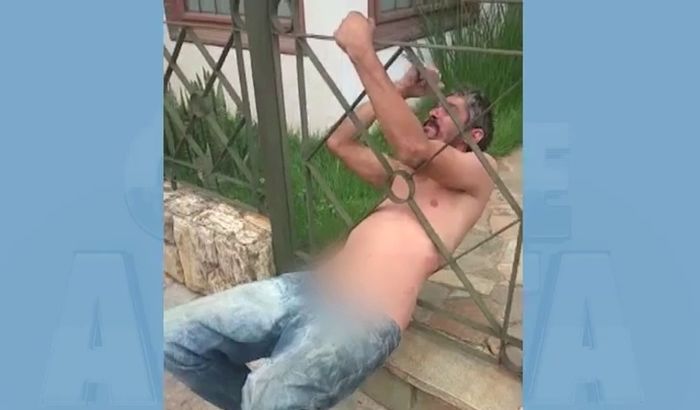 Homem ficou preso na grade da residência (Crédito: Reprodução)