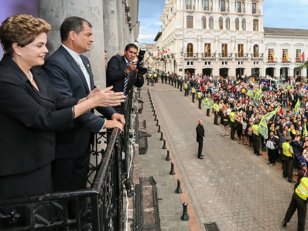 Dilma no palácio presidencial equatoriano, ao lado de Rafael Correa (Crédito: Reprodução)