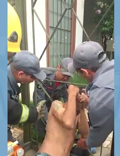 Homem ficou preso na grade da residência (Crédito: Reprodução)