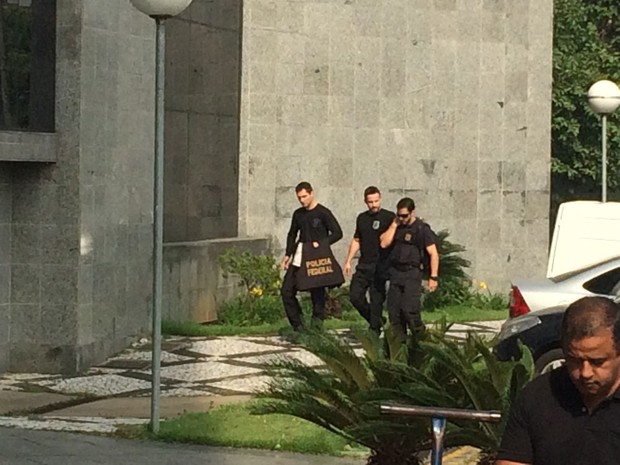 Policiais federais chegam com malotes da Operação Lava Jato (Crédito: Reprodução)
