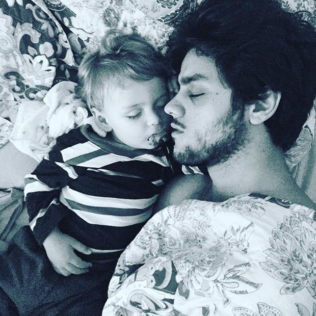 Felipe Simas com o filho (Crédito: Reprodução/Instagram)